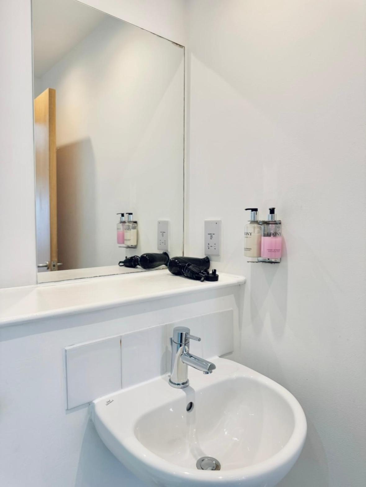 Modern Two Bedroom Apartments エディンバラ エクステリア 写真