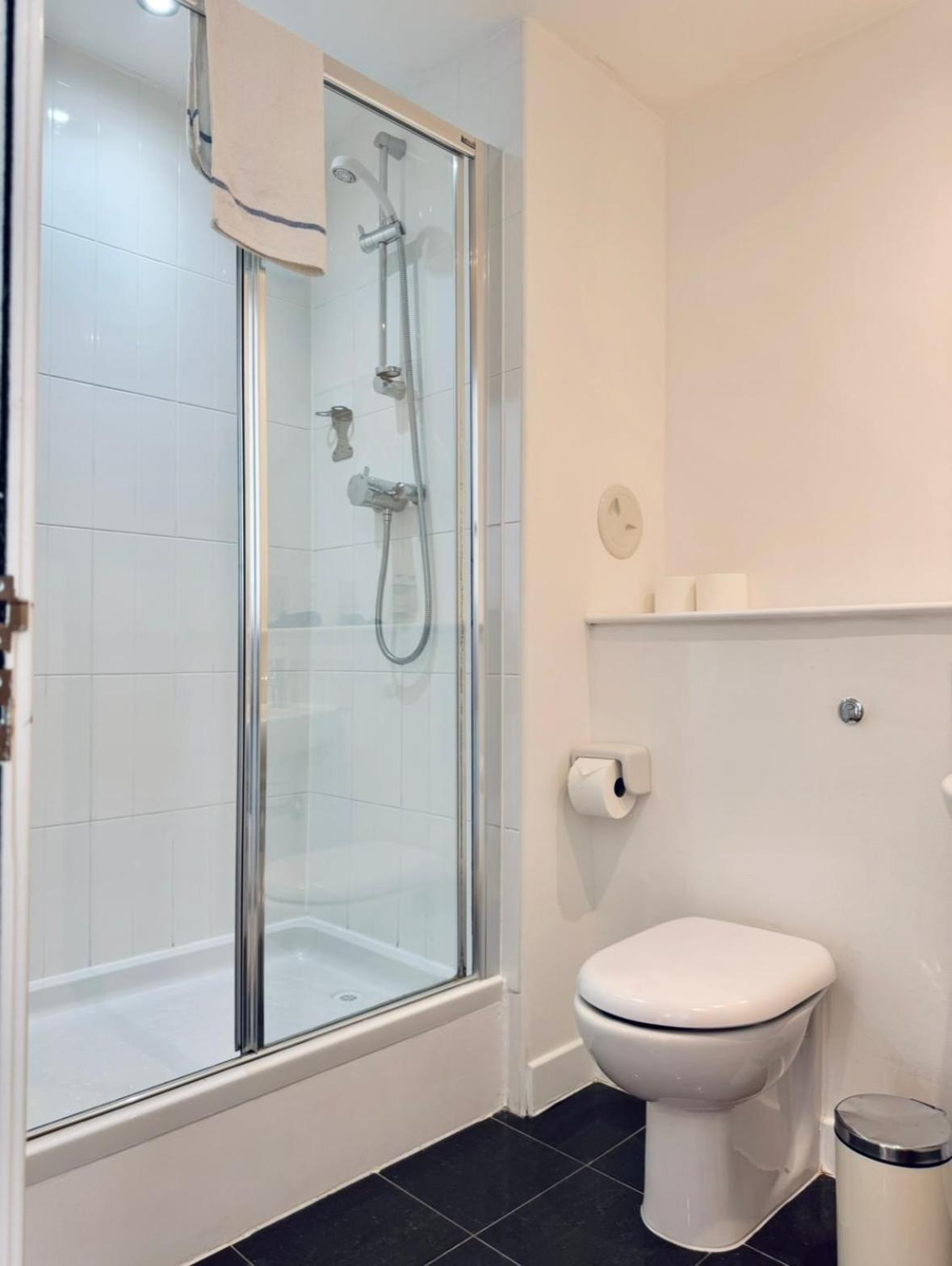 Modern Two Bedroom Apartments エディンバラ エクステリア 写真